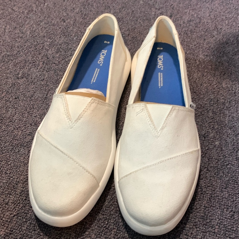 Tom’s Women’s size 10 ivory white shoes EUC